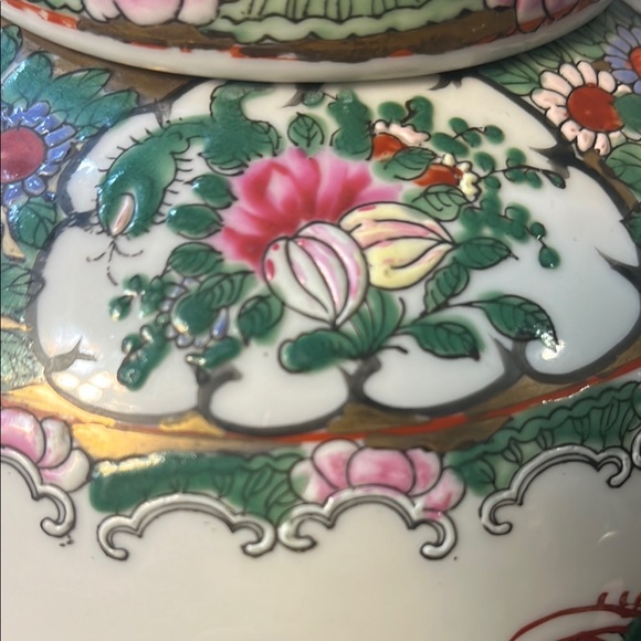 Green and White Ceramic Art Ginger Jar with Floral Motifs - Picture 11 of 16